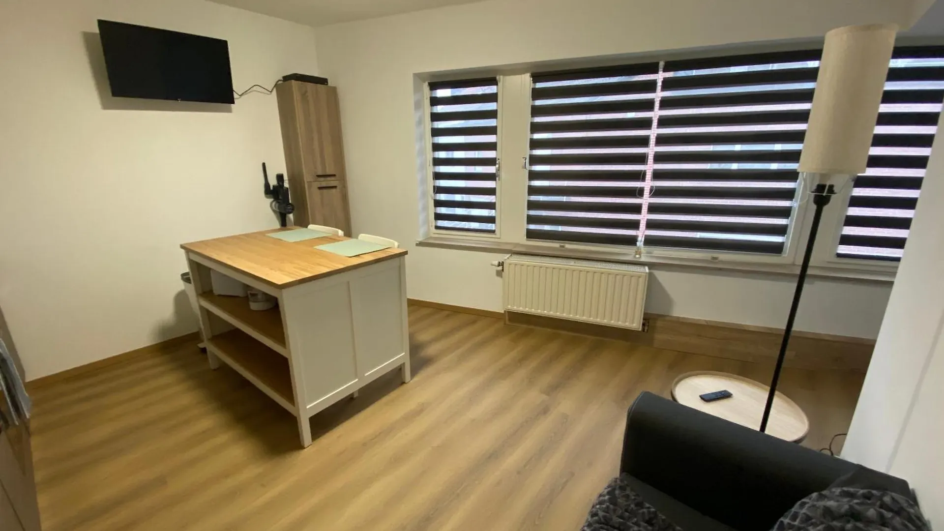 012-Superbe Appartement 1-Etage Spacieux Avec Balcon Exterieur Charleroi Apartment